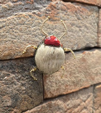 ERFURT Erfurt koriste ötökkä hakaneulalla, käsityötä Beige/punainen kuoriainen