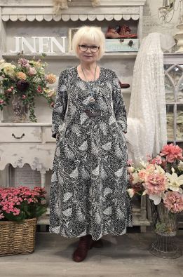 AINO Aino mekko Malina Dibujo mustavalkoinen kuosi jossa on ihana ja uniikki tekstuuri. Viskoositrikoo