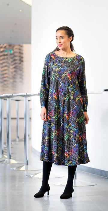 Aino mekko Ramona tyylikäs Casas kuosi viskoosi kankaassa aaltoileva tesktuuri tuotekuva 2