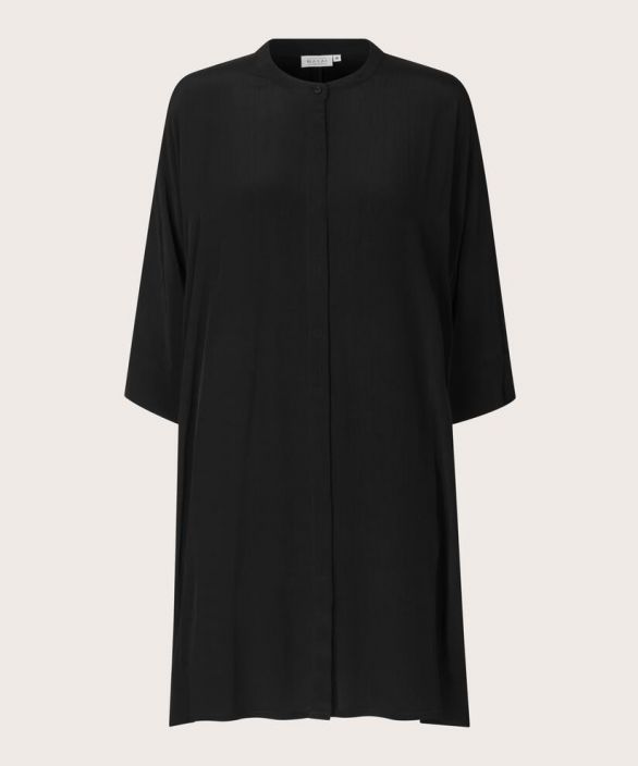 MASAI tunika/jakku Iosetta (Musta) Tama simppeli MASAI mekko nayttaa ja tuntuu ihanalta. Sen miellyttava oversize mitoitus
