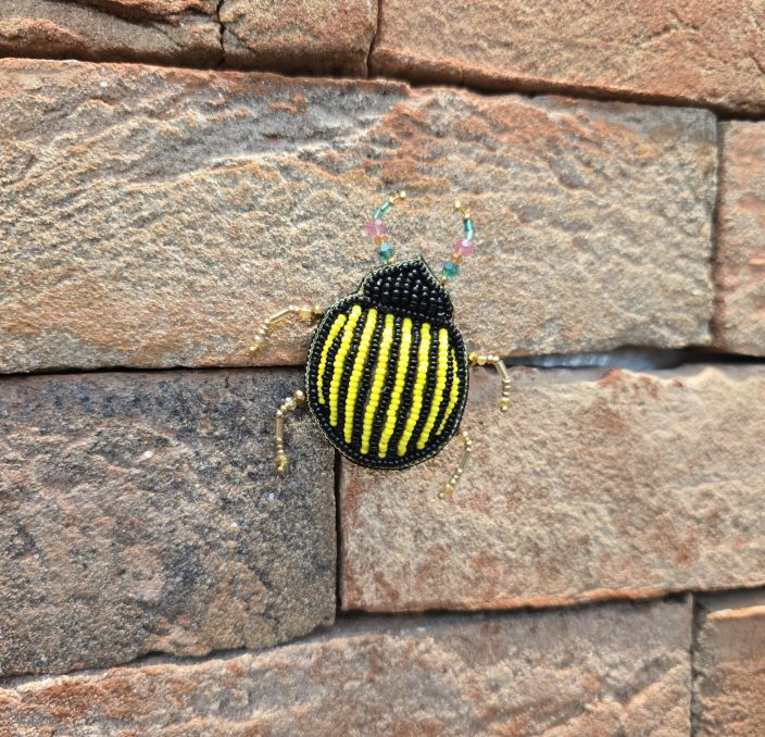Erfurt koriste ötökkä hakaneulalla, käsityötä Musta/keltainen raita kuoriainen tuotekuva 2