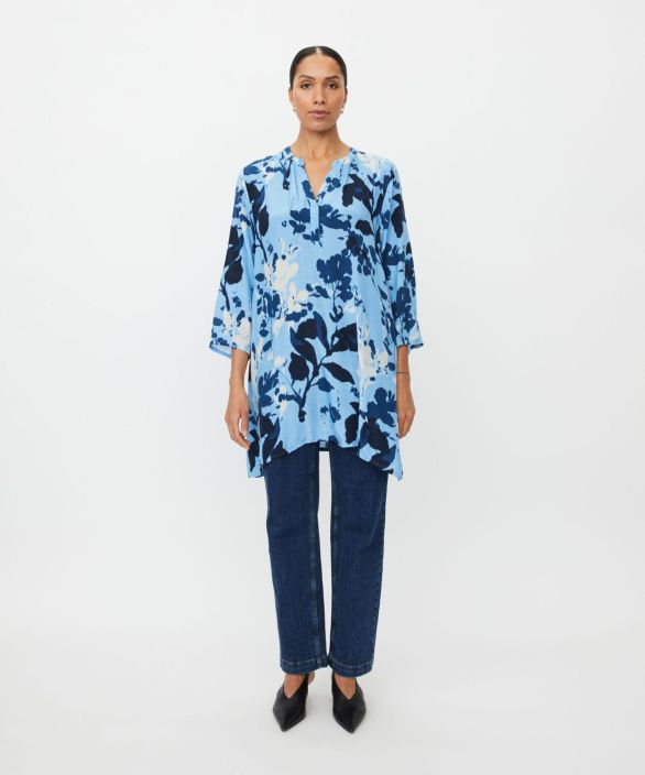 MASAI tunika Gali Placid Blue sinisen sävyt klassisessa tunikassa tuotekuva 2