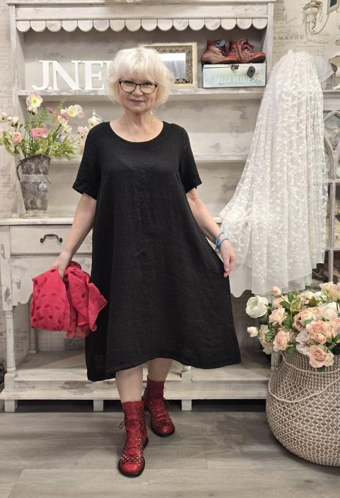 Grizas pellavamekko 52302 Musta tyylikäs malli jossa sivuissa korkeat halkiot napeilla tuotekuva 3 Grizas pellavamekko 52302 Musta tyylikäs malli jossa sivuissa korkeat halkiot napeilla tuotekuva 3