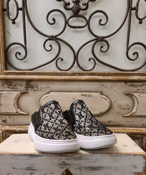 Laura Vita kengat Madao (Noir Musta) Laadukkaat ja erikoiset kengat jotka ovat koristeltu kiiltavilla kivilla ja kauniilla