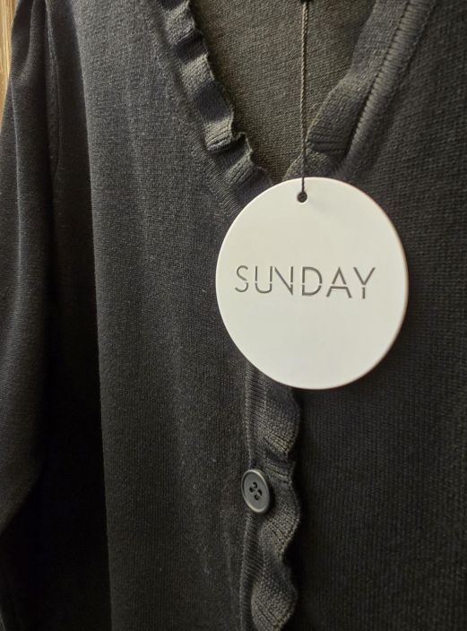 SUNDAY neulejakku 6820 Musta klassinen malli pehmeästä viskoosisesta kankaasta tuotekuva 1