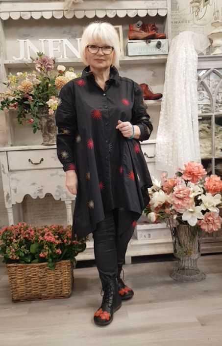 NOEN tunika 86243 Musta ihana paalleommeltu aurinkokuosi uniikissa mallissa Uniikin mallinen kaunis NOEN tunika jota