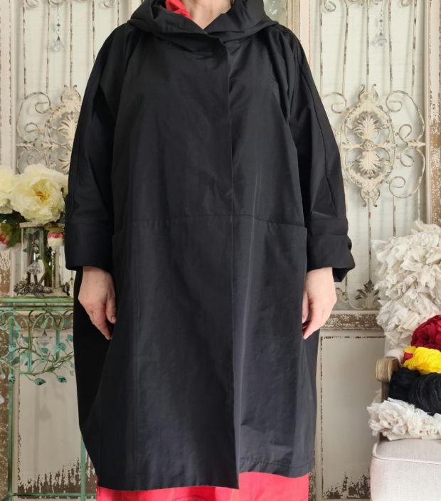 IGOR takki Conny (Musta) Tama IGOR takki on nayttava ja helppokayttoinen. Mallissa on huppu, raglanleikkaukset, taskut