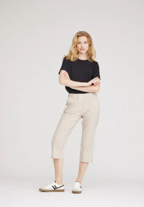 Laurie housut 100565 Taylor grey sand Taylor Capri -housujen malli on pelkistetyn tyylikas. Housuissa on joustava vyotaro,