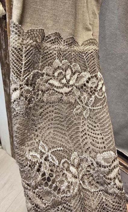 Marta du Château Beige paita pitsi hihojensuilla kaunis aluspaita joustavasta viskoosista tuotekuva 3