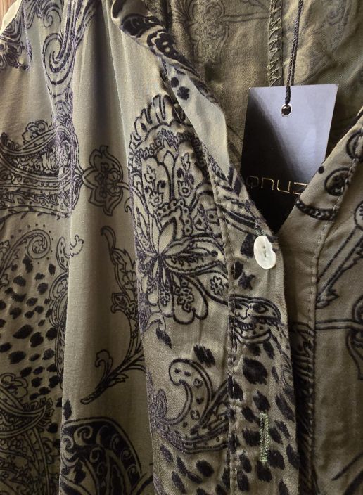 QNUZ paita 01 Vihreä pehmeä viskoosi satiini ja musta sametti tuotekuva 1 QNUZ paita 01 Vihreä pehmeä viskoosi satiini ja musta sametti tuotekuva 1