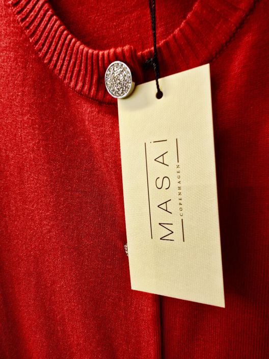 MASAI neulejakku Liffa Punainen mukava malli hienoilla napeilla tuotekuva 1 MASAI neulejakku Liffa Punainen mukava malli hienoilla napeilla tuotekuva 1