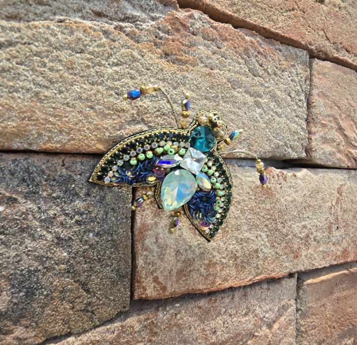 Erfurt koriste ötökkä hakaneulalla, käsityötä Vaalea jalokivi kuoriainen siivillä tuotekuva 1