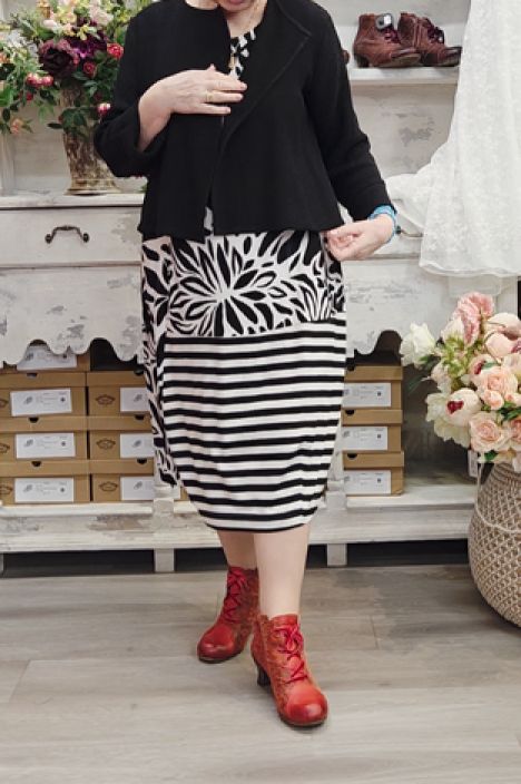 Aino mekko Anita Catalina Mix Mustavalkoinen upea yhdistelmä pehmeässä viskoositrikoossa tuotekuva 5