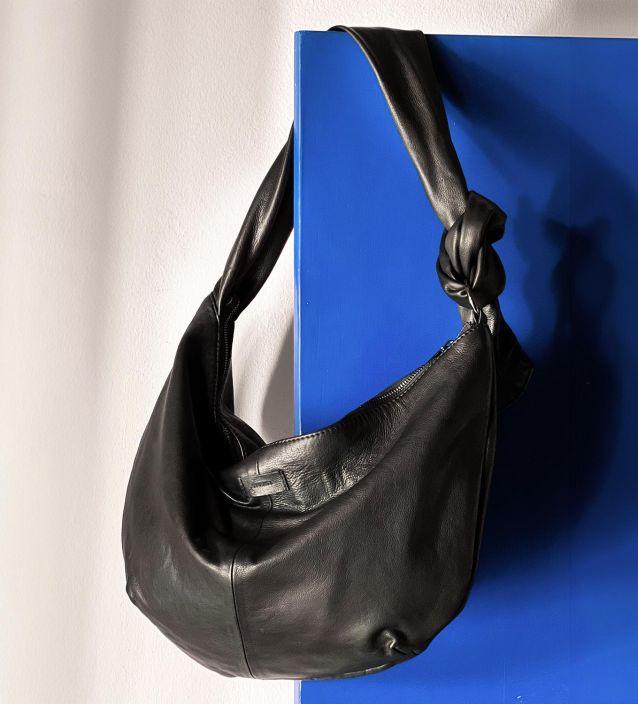 Treats laukku Sheryl musta Korkealaatuinen laukku uudelta Treats mallistolta! Upea malli jossa on mukana kantohihna. Sisalla