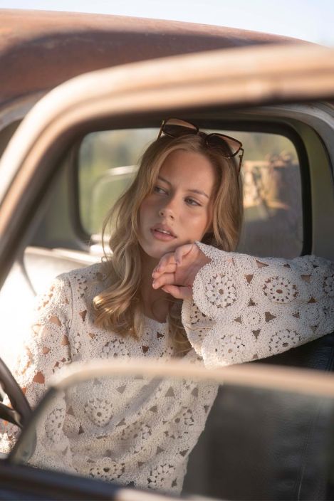 Capri Collection pusero Freya Cream ihana pitsinen paita alustopilla tuotekuva 3 Capri Collection pusero Freya Cream ihana pitsinen paita alustopilla tuotekuva 3