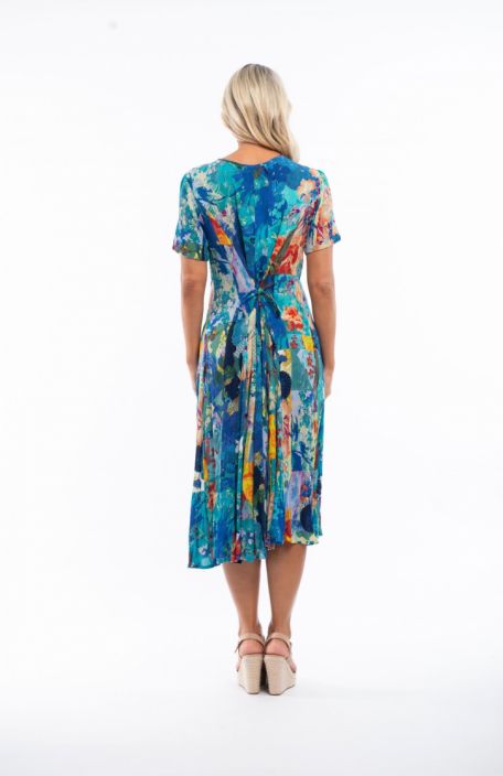 Orientique mekko 21749 Krepatusta rayonista valmistettu iloinen Orientique kesamekko! Mallissa on V-paatie, lyhyet hihat ja