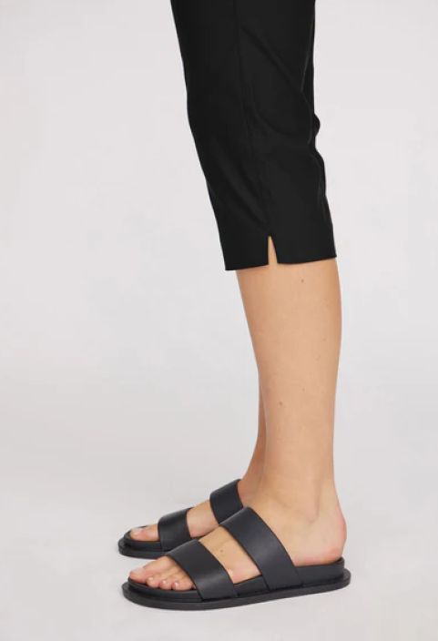 Laurie housut 100565 Taylor regular musta caprit Taylor Capri -housujen malli on pelkistetyn tyylikas. Housuissa on joustava