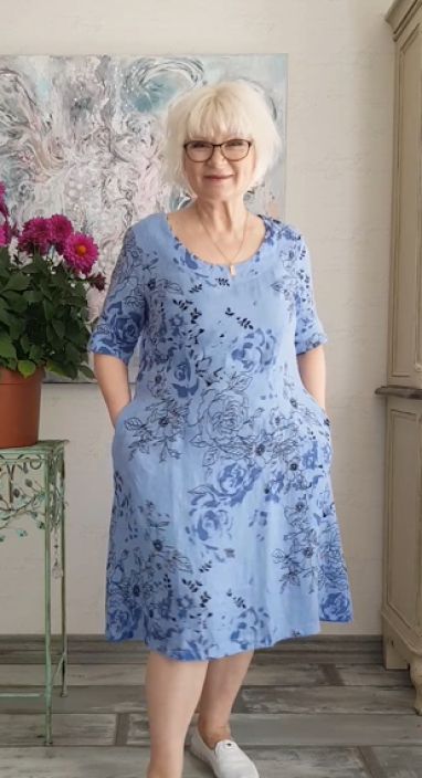Blueberry mekko 9501 Upea sininen A-linjaisesti laskeutuva malli hennolla kuosilla tuotekuva 1