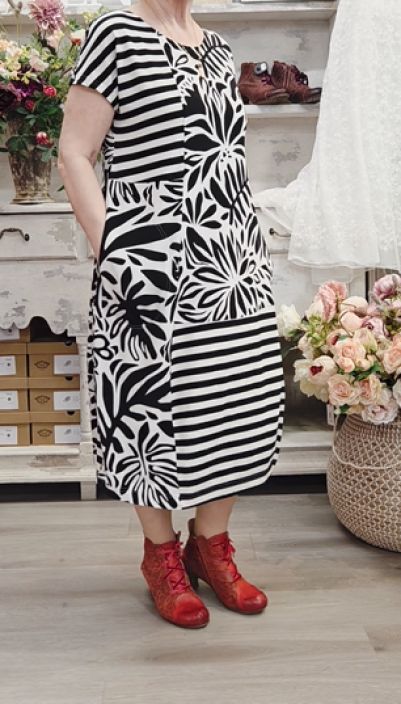 Aino mekko Anita Catalina Mix Mustavalkoinen upea yhdistelmä pehmeässä viskoositrikoossa tuotekuva 2
