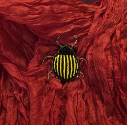 ERFURT Erfurt koriste ötökkä hakaneulalla, käsityötä Musta/keltainen raita kuoriainen