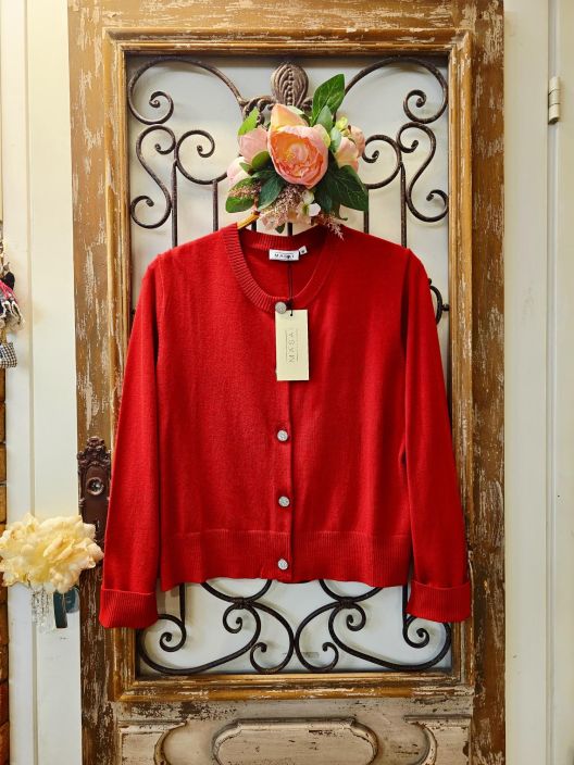 MASAI neulejakku Liffa Punainen mukava malli hienoilla napeilla Kimaltelevat napit jalokivilla lisaavat naisellisen MASAI neulejakku Liffa Punainen mukava malli hienoilla napeilla Kimaltelevat napit jalokivilla lisaavat naisellisen