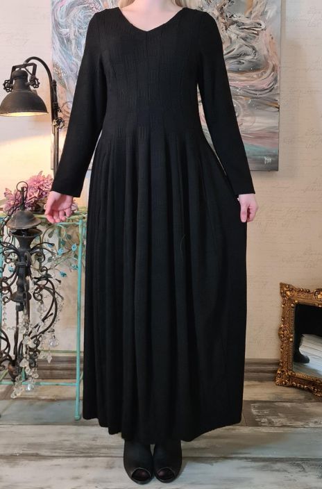 Aino mekko Victoria (999) Tama mukavan tuntuinen mekko on valmistettu joustavasta trikoosta jossa tyylikas kohokuviointi.