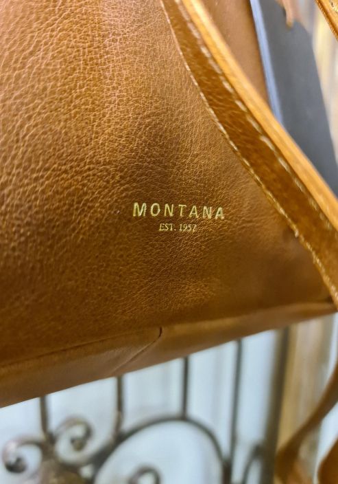 Montana reppu 002 Tyfta (Cognac) Aivan upea reppu Montana mallistosta! Ihanaa kasiteltya nahkaa joka nayttaa ja tuntuu (ja