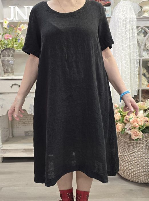 Grizas pellavamekko 52302 Musta tyylikäs malli jossa sivuissa korkeat halkiot napeilla tuotekuva 6 Grizas pellavamekko 52302 Musta tyylikäs malli jossa sivuissa korkeat halkiot napeilla tuotekuva 6