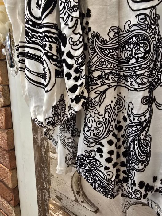 QNUZ paita 01 Valkoinen pehmeä viskoosi satiini ja musta sametti tuotekuva 2