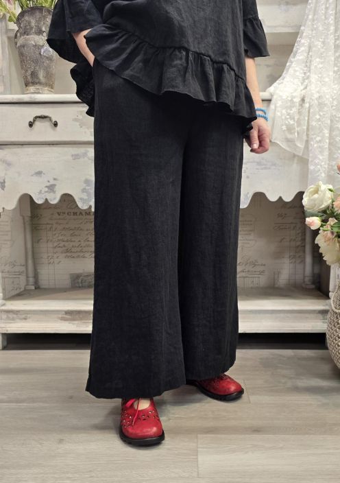 THING pellavahousut 7230 Musta leveat lahkeet joustava vyotaro sivutaskut Ihanan tuntuiset ja hyvin hengittavat THING THING pellavahousut 7230 Musta leveat lahkeet joustava vyotaro sivutaskut Ihanan tuntuiset ja hyvin hengittavat THING