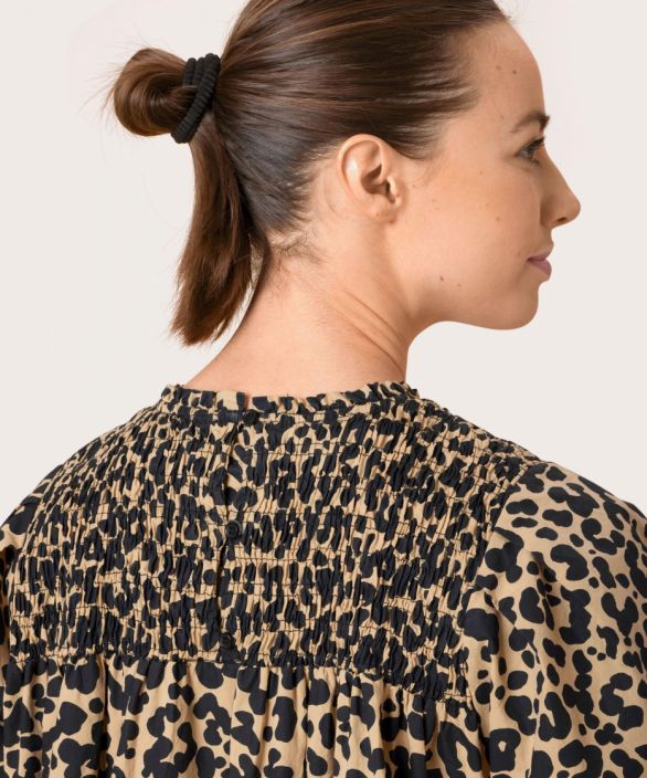 MASAI mekko Nirassa (Pale khaki) Tama leopardi-kuviollinen kaunokainen taytyy loytya jokaisesta vaatekaapista. Valmistettu
