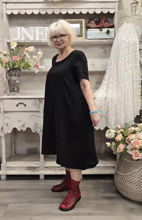 Grizas pellavamekko 52302 Musta tyylikäs malli jossa sivuissa korkeat halkiot napeilla tuotekuva 4 Grizas pellavamekko 52302 Musta tyylikäs malli jossa sivuissa korkeat halkiot napeilla tuotekuva 4