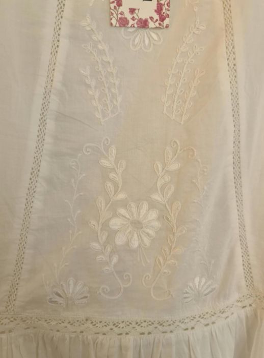 Rhum Raisin tunika/mekko N63 (Blanc) Tama romanttinen Rhum Raisin tunika/mekko on valmistettu ohuesta puuvillasta. Mallissa