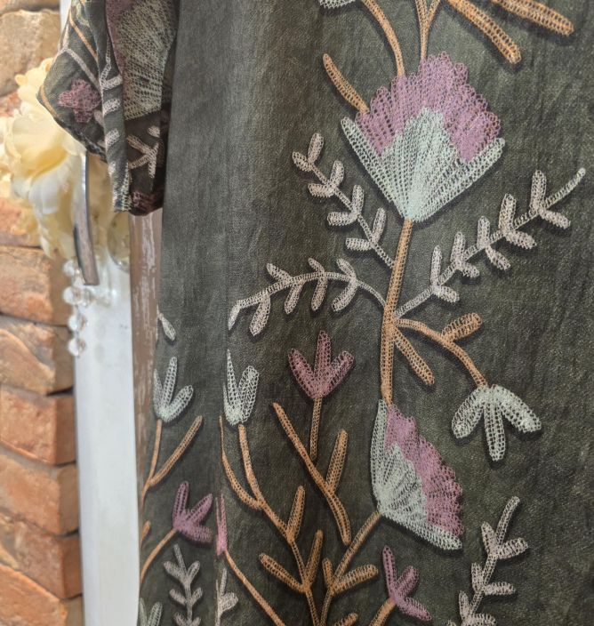 Marta du Chateau mekko 8721 Military vihreä kaunis kukkaiskuosi tuotekuva 1 Marta du Chateau mekko 8721 Military vihreä kaunis kukkaiskuosi tuotekuva 1