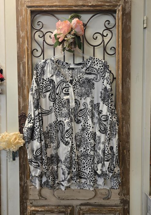 QNUZ paita 01 Valkoinen pehmea viskoosi satiini ja musta sametti Tama paita QNUZ mallistosta on todella pehmea ja ajattoman