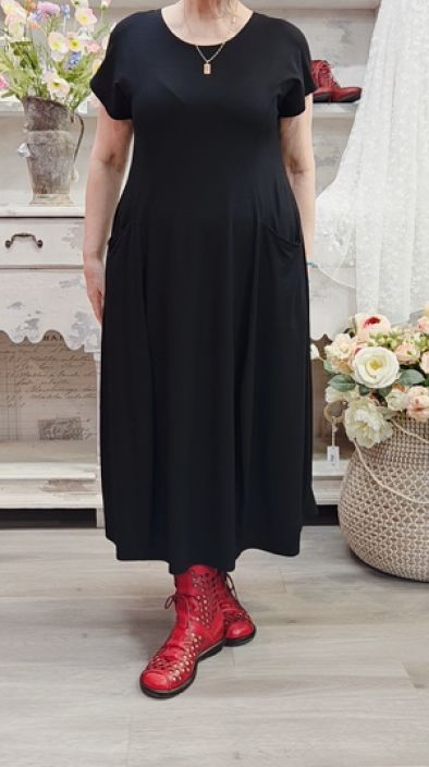 NOEN mekko 88634 Musta mukava ja tyylikäs trikoo tuotekuva 1 NOEN mekko 88634 Musta mukava ja tyylikäs trikoo tuotekuva 1