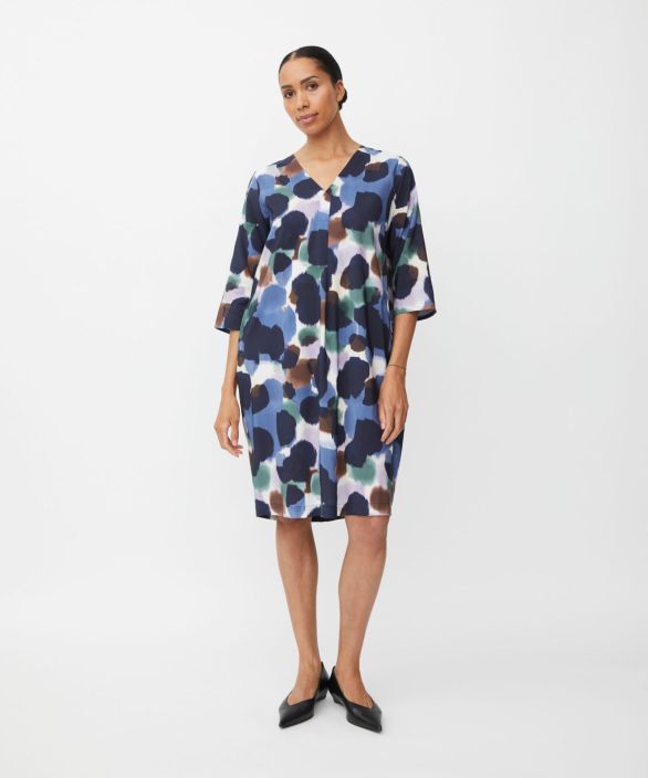 MASAI mekko Nodetta Navy Blazer tyylikas pallokuosi Jos rakastat printteja, tasta mekosta tulee nopeasti suosikkisi.