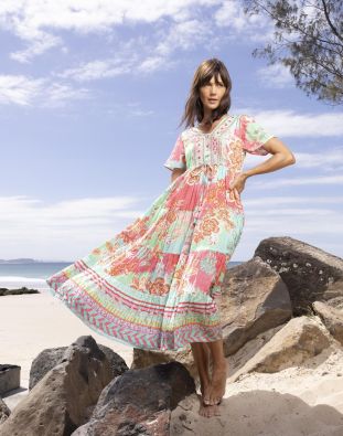 Escape mekko Sarah 91026 kiiltävät koristeet ja kaunis kukkakuosi