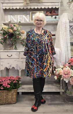 AINO Aino tunika Bianca Nox näyttävä värikäs kuosi puuvilla trikoossa