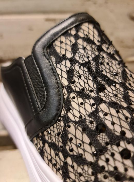 Laura Vita kengat Madao (Noir Musta) Laadukkaat ja erikoiset kengat jotka ovat koristeltu kiiltavilla kivilla ja kauniilla