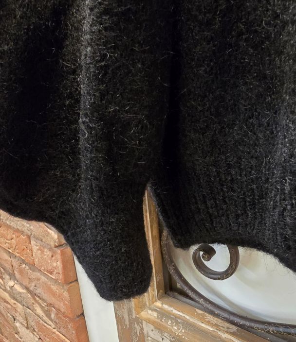 Marta du Château neule Rosa 5102 Ajaton tyylikäs musta ihana pörröinen ja tilava malli tuotekuva 3 Marta du Château neule Rosa 5102 Ajaton tyylikäs musta ihana pörröinen ja tilava malli tuotekuva 3