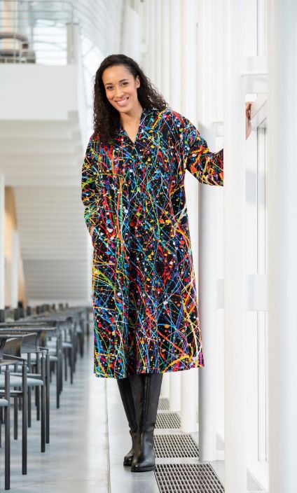 Aino mekko Pirtean varikas Nox kuosi Adele on upea, nayttava mekko, jossa on reilu mitoitus ja kellomainen helma. Mekossa on