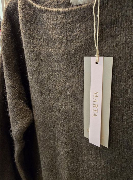 Marta du Château neule Rosa  5102 Chocolat suklaan ruskea ihana pörröinen ja tilava malli tuotekuva 2 Marta du Château neule Rosa  5102 Chocolat suklaan ruskea ihana pörröinen ja tilava malli tuotekuva 2