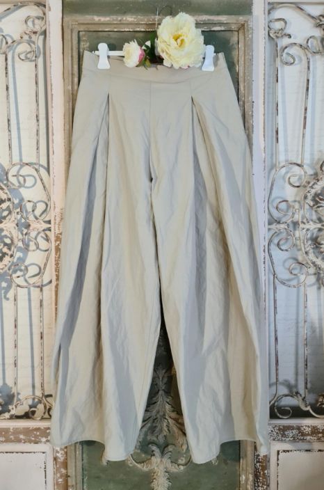 IGOR housut Roni (Beige) Trendikkaat, erittain leveat housut. Nayttavat melkein hameelta. Vyotarossa on takana resori
