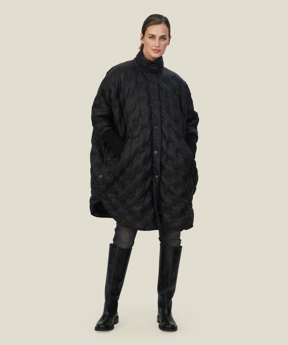Tilda takki 1003966 (Black) Tama kevyt takki on suunniteltu pallo-tekstuurilla joka pitaa myos untuvan paikoillaan ja antaa