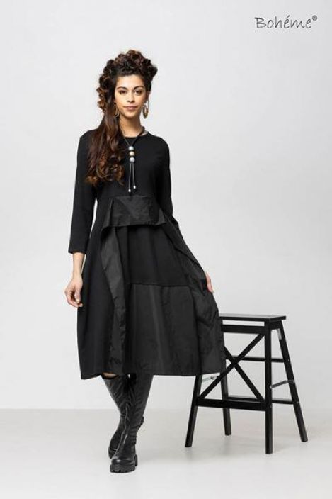 Boheme mekko B12210 (Musta) Hieman paksummasta kankaasta valmistettu upea Boheme mekko! Todella pehmea, mukava ja joustava.