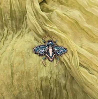 ERFURT Erfurt koriste ötökkä hakaneulalla, käsityötä Liila kuoriainen siivillä