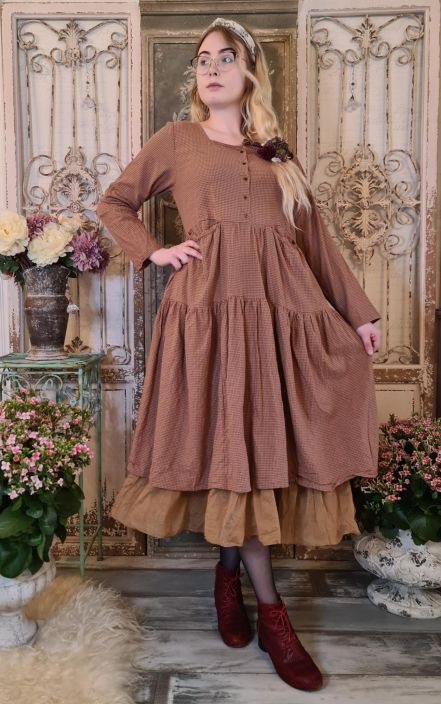 Les Ours mekko Myrtille (Ruutu) Tama maalaisromanttinen kaunokainen on erittain suloinen ja miellyttavan tuntuinen paalla.