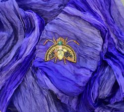 ERFURT Erfurt koriste ötökkä hakaneulalla, käsityötä Vaalea jalokivi kuoriainen siivillä