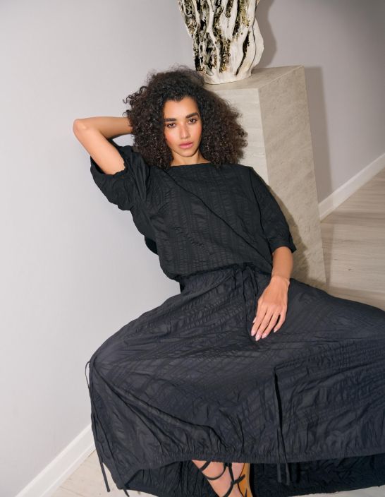 NOEN hame 85782 Musta tyylikäs hame kauniilla tekstuurisilla raidoilla tuotekuva 3